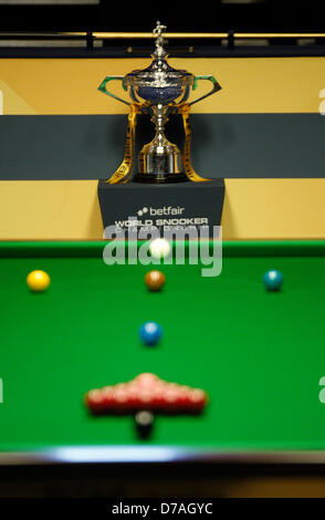 SHEFFIELD, VEREINIGTES KÖNIGREICH. 2. Mai 2013.  Die Snooker-Trophy auf dem Tisch im Crucible Theatre bei der World Snooker Championship Mai 2nd, 2013 in Sheffield, England. Bildnachweis: Michael Cullen / Alamy Live News Stockfoto