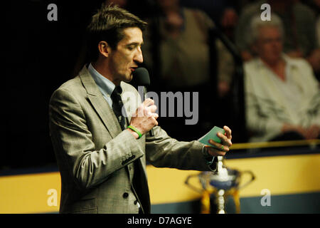 SHEFFIELD, VEREINIGTES KÖNIGREICH. 2. Mai 2013.  Hinter der Bühne im Crucible Theatre mit MC Rob Walker bei der World Snooker Championship, 2. Mai 2013 in Sheffield, England. Bildnachweis: Michael Cullen / Alamy Live News Stockfoto