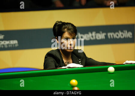 SHEFFIELD, VEREINIGTES KÖNIGREICH. 2. Mai 2013. Snooker Schiedsrichter Michaela Tabb im Crucible Theatre bei der World Snooker Championship, 2. Mai 2013 in Sheffield, England. Bildnachweis: Michael Cullen / Alamy Live News Stockfoto