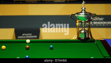 SHEFFIELD, VEREINIGTES KÖNIGREICH. 2. Mai 2013.  Die Snooker-Trophy auf dem Tisch im Crucible Theatre bei der World Snooker Championship Mai 2nd, 2013 in Sheffield, England. Bildnachweis: Michael Cullen / Alamy Live News Stockfoto