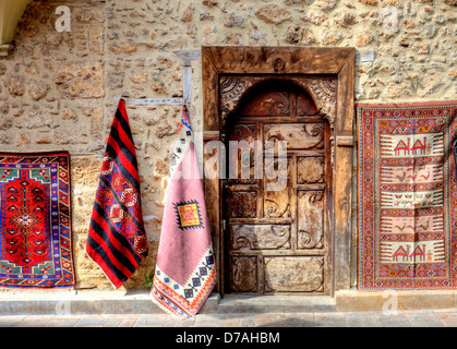 Straße einkaufen antike Teppiche Display mit alten geschnitzten Tür. Stockfoto