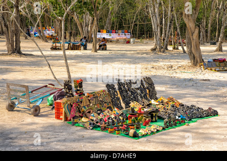 Souvenir Chichen Itza der Verkaufsfläche, Yucatán, Mexiko. Im Vordergrund Artikel zum Verkauf sind meist Schnitzereien der Maya Gottheiten. Stockfoto