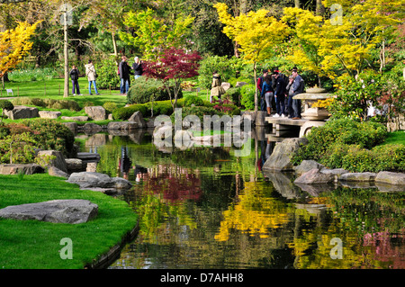 Ein Blick auf den Teich in den japanischen Garten, Holland Park, London, UK Stockfoto