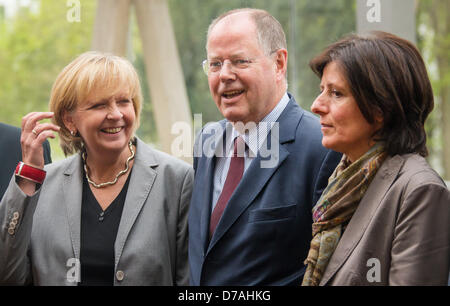 SPD-Kanzlerkandidat Peer Steinbrueck (C), Gouverneur von Nordrhein-Westfalen Hannelore Kraft (L), Governor of Rhineland-Palatinate Malu Dreyer (R) posieren für ein Gruppenfoto in Berlin, Deutschland, 2. Mai 2013. Steinbrück traf sich zu Gesprächen mit der deutschen Sozialdemokratischen Staats-. Foto: HANNIBAL Stockfoto