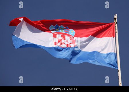 Kroatiens nationale Flagge fliegt in einer Brise. Stockfoto