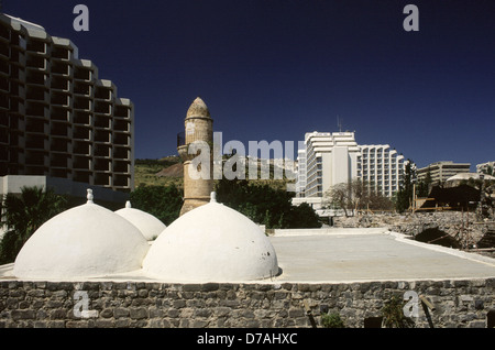 Blick auf ein Minarett der Moschee in 1702 wurde Al-Raml Moschee gebaut, die Al-Sha'bi Moschee, oder allgemein Al-Bahri Moschee, die aufgegeben wurde, nachdem die Araber flohen oder wurden von der Stadt während des Krieges 1948 ausgewiesene Inmitten der moderne Hotels in der Stadt Tiberias am Ufer des Sees von ​​Galilee im Norden Israels. Stockfoto
