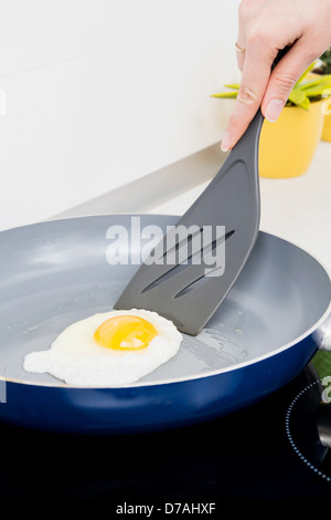 Gesalztes Ei in einer Pfanne erhitzen Stockfoto