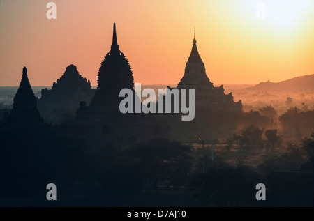 Sonnenaufgang über Bagan, Birma (Myanmar) mit Silhouette Tempel Stockfoto