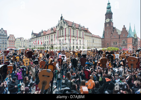 Personen Gitarren in der Luft, wie sie versuchen, den Guinness-Weltrekord zu brechen. Stockfoto