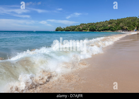 Wellen an der Küste Pansea Beach, Surin Beach, Phuket, Thailand unter blauem Himmel Stockfoto