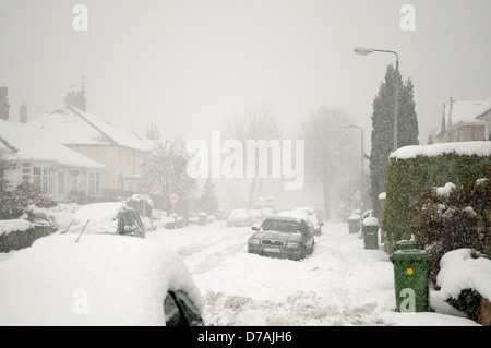 Einen verschneiten Straße in Lincolnshire UK, tiefen liegenden Schnee auf der Straße und Gehsteig (Gehweg) zeigen. Armen Schlechtwetter-Konzept Stockfoto