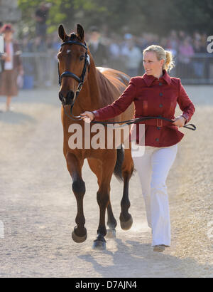 Badminton, Gloucs, 2. Mai 2013. Zara Phillips und ihr Pferd hoch Reich übergeben die erste tierärztliche Prüfung zu Beginn des Badminton Horse Trials. Bildnachweis: Nico Morgan / Alamy Live News Stockfoto