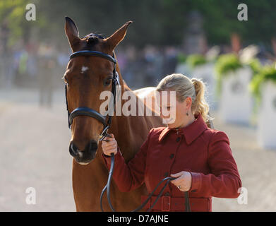 Badminton, Gloucs, 2. Mai 2013. Zara Phillips und ihr Pferd hoch Reich übergeben die erste tierärztliche Prüfung zu Beginn des Badminton Horse Trials. Bildnachweis: Nico Morgan / Alamy Live News Stockfoto