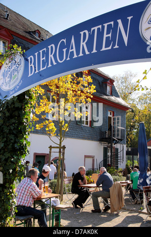 Typisch bayerische Biergarten mit Herbst Baum Stockfoto