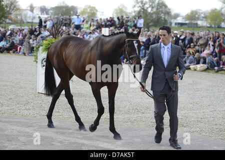 Badminton House, Badminton Estate, Gloucestershire, UK. 2. Mai 2013. Badminton, UK. 2. Mai 2013. Badminton Horse Trials 2013. Erstinspektion Pferd an der Vorderseite des Badminton House. Bildnachweis: Maurice Piper/Alamy Live-Nachrichten Stockfoto