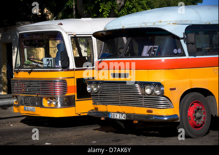 Die bunten vintage Busse in Valletta, Malta Stockfoto