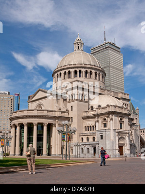 Die erste Kirche von Christ Wissenschaftler in Boston mit dem Prudential Center im Hintergrund. Stockfoto