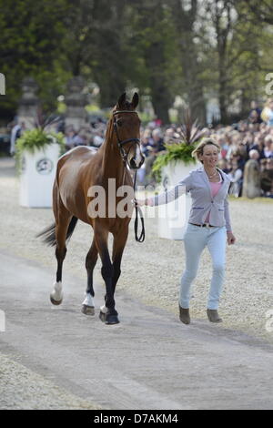 Badminton House, Badminton Estate, Gloucestershire, UK. 2. Mai 2013. Badminton, UK. 2. Mai 2013. Badminton Horse Trials 2013. Erstinspektion Pferd an der Vorderseite des Badminton House. Bildnachweis: Maurice Piper/Alamy Live-Nachrichten Stockfoto