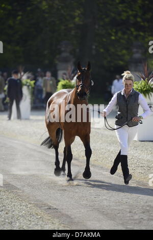 Badminton House, Badminton Estate, Gloucestershire, UK. 2. Mai 2013. Badminton, UK. 2. Mai 2013. Badminton Horse Trials 2013. Erstinspektion Pferd an der Vorderseite des Badminton House. Bildnachweis: Maurice Piper/Alamy Live-Nachrichten Stockfoto