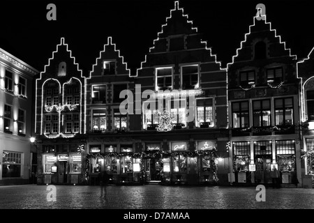 Weihnachts-Dekorationen auf die Gebäude rund um den Marktplatz Brügge City, West-Flandern in der belgischen Region Flandern Stockfoto