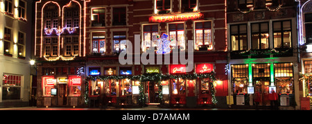 Weihnachts-Dekorationen auf die Gebäude rund um den Marktplatz Brügge City, West-Flandern in der belgischen Region Flandern Stockfoto