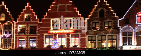 Weihnachts-Dekorationen auf die Gebäude rund um den Marktplatz Brügge City, West-Flandern in der belgischen Region Flandern Stockfoto