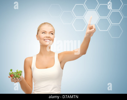 Frau mit Salat und virtuellen Bildschirm Stockfoto