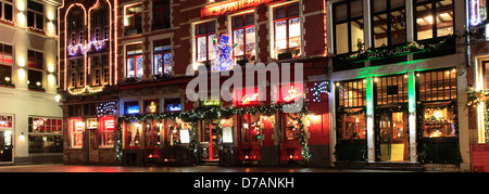 Weihnachts-Dekorationen auf die Gebäude rund um den Marktplatz Brügge City, West-Flandern in der belgischen Region Flandern Stockfoto