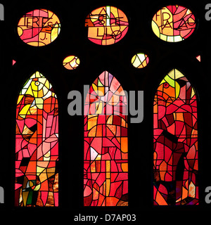 Glasfenster in Gaudis Templo De La Sagrada Familia oder die Kirche der Heiligen Familie in Barcelona, Spanien Stockfoto