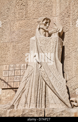 Religiöse Statuen an Gaudis Templo De La Sagrada Familia oder die Kirche der Heiligen Familie in Barcelona, Spanien. Stockfoto