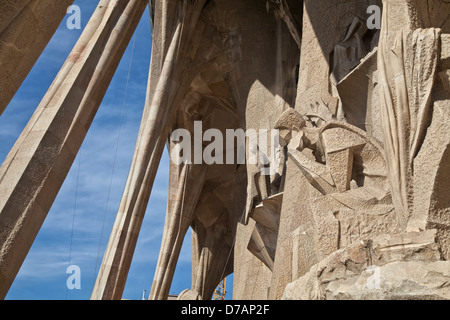 Religiöse Statuen an Gaudis Templo De La Sagrada Familia oder die Kirche der Heiligen Familie in Barcelona, Spanien Stockfoto