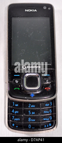 Das Nokia 6210 Navigator, ein Mobiltelefon, das Mitte der 2000er Jahre veröffentlicht wurde, verfügte über GPS-Navigation und Mobilfunkfunktionen. Stockfoto