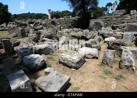 Blick auf den Tempel des Zeus zerstörten sportlichen Mittelpunkt des antiken Olympia, dem griechischen Festland Europa. Stockfoto