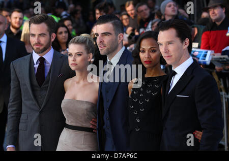 London, UK, 2. Mai 2013: (L-R) Schauspieler Chris Pine, Alice Eve, Zachary Quinto, Zoe Saldana und Benedict Cumberbatch besuchen die U Stockfoto