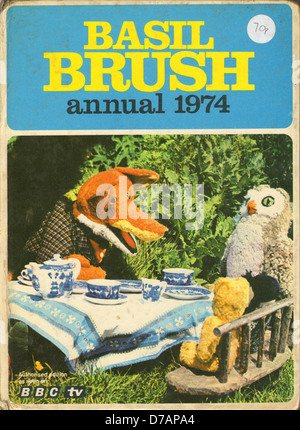 Die Basil Brush Annual 1974 zeigt die berühmte britische Puppe Basil Brush, die durch die Teatime-Show der BBC zum Lieblingsstück wurde. Das Jahr war ein beliebtes Erinnerungsstück für Fans der Show und seinen witzigen, verspielten Charakter. Stockfoto