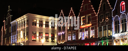 Weihnachts-Dekorationen auf die Gebäude rund um den Marktplatz Brügge City, West-Flandern in der belgischen Region Flandern Stockfoto