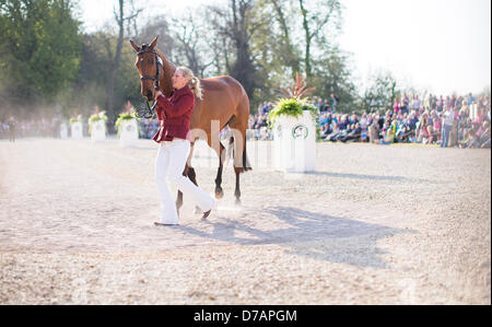 Badminton House, Gloucestershire, UK. 2. Mai 2013.  MS Zara Phillips MBE läuft neben ihrem Pferd High Königreich während Pferd Erstinspektion bei Badminton Horse Trials, gehalten in der Park Badminton House in Gloucestershire. Zara, Tochter der Prinzessin Royal und Enkelin von Königin Elizabeth II, gewann eine Silbermedaille bei den Olympischen Spielen in London. 2. Mai 2013. Bildnachweis: Adam Gasson/Alamy Live-Nachrichten Stockfoto