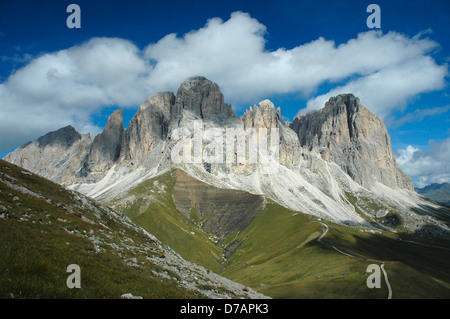 Ein Blick auf den Langkofel Gipfeln von Col Rodella über Canazei, Sessellift, die Stationen in der rechten Hälfte gesehen werden kann Stockfoto