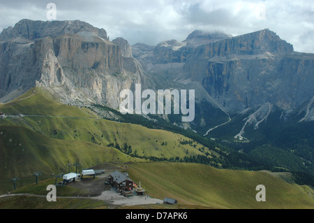 Blick vom Col Rodella über Canazei in den Dolomiten mit Blick auf den Sellastock Gruppe. Stockfoto