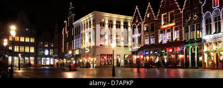 Weihnachts-Dekorationen auf die Gebäude rund um den Marktplatz Brügge City, West-Flandern in der belgischen Region Flandern Stockfoto