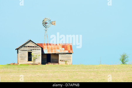 Ein altes verfallenes verlassenes Bauernhaus auf den Ebenen von Oklahoma. Oklahoma, USA. Stockfoto