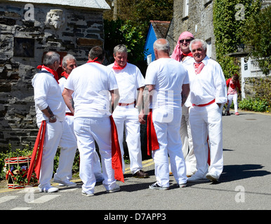 Eine Gruppe von lokalen Mann sammeln für die jährliche Obby Oss Day Feierlichkeiten in Padstow, Cornwall, UK Stockfoto