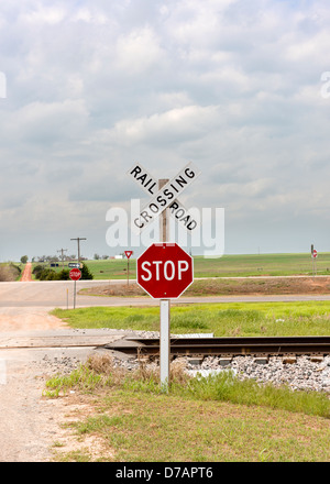 Ein Bahnübergang Zeichen neben einem Feldweg in ländlichen Oklahoma. Stockfoto