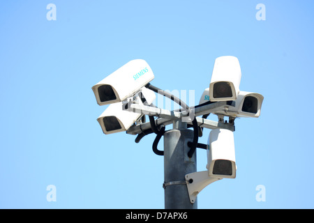 Überwachungskamera vor blauem Himmel. Stockfoto