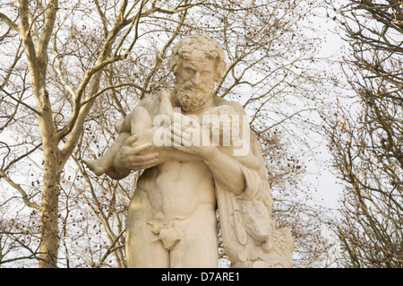 Die Borghese Faun: Eine klassische Marmorstatue zeigt den Satyr Silen trägt das Kind Dionysos in seinen Armen. Der Parc de Sceaux, Paris, Frankreich. Stockfoto