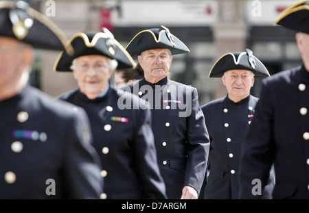 16/4/13 Angehörige der Streitkräfte, der Polizei und der Rentner von chelsea bereiten sich auf die Beerdigung der baronin margaret Thatchers am folgenden Tag vor Stockfoto