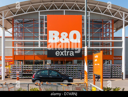 B & Q Extra Ladenfront in Exeter, Devon, England Stockfoto