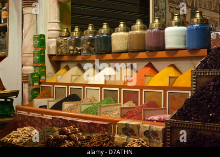 Farben und Gewürze auf den Souk in der Nacht, Aswan, Oberägypten Stockfoto