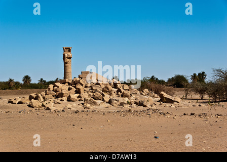 Einsame Spalte unter den Ruinen der von Amenophis III Sedeinga Tempel gewidmet seiner königlichen Gemahlin Teje, Nord-Sudan Stockfoto