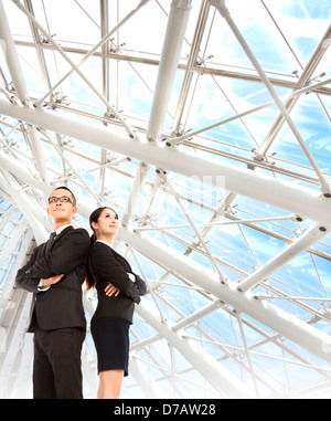 junge Unternehmer und Unternehmerin stehen im modernen Büro Stockfoto